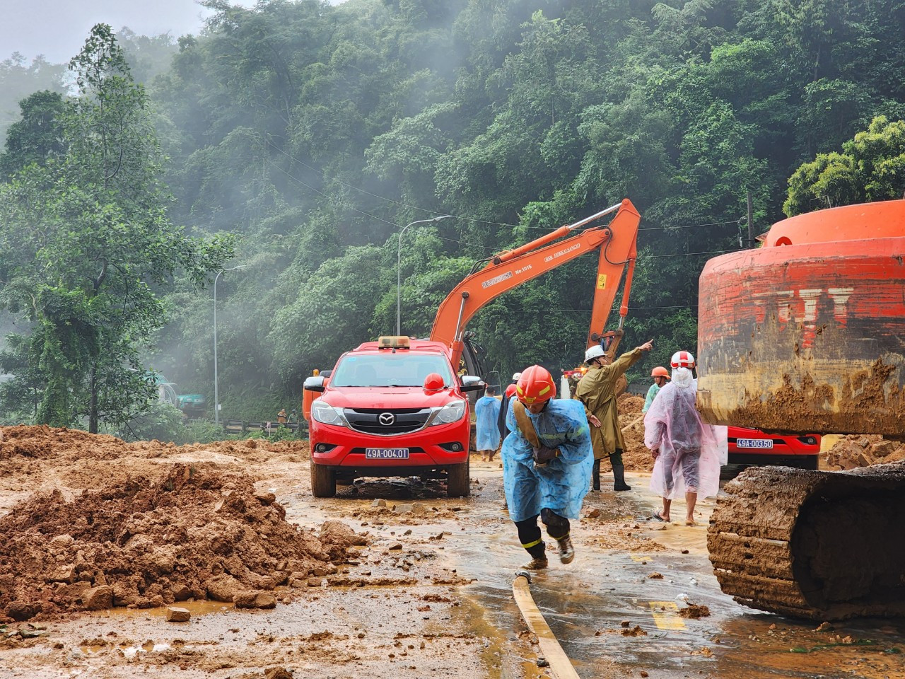 Do điều kiện thời tiết xấu, lực lượng chức năng gặp khó khăn trong việc tìm kiếm nạn nhân vụ sạt lở, cũng như di dời đất đá, khơi thông tuyến đường. Ảnh: D.P