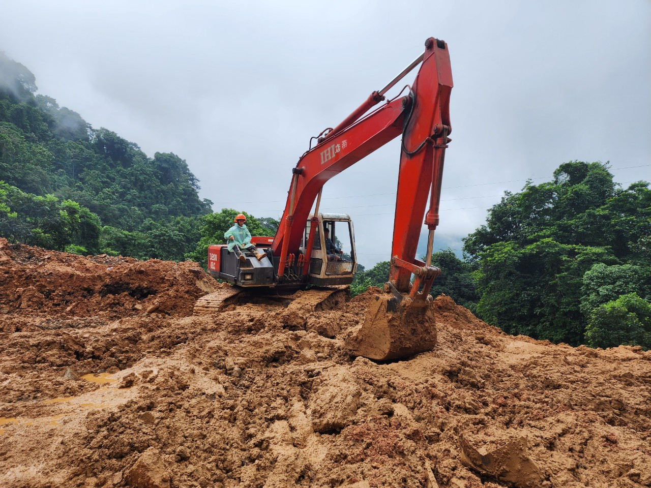 Vụ sạt lở khiến một khối lượng lớn đất, đá đổ sập vùi lấp gần như toàn bộ chốt CSGT đèo Bảo Lộc. Hậu quả, 3 cán bộ, chiến sĩ đang làm nhiệm vụ và 1 người dân bị chôn vùi trong đống đổ nát. Tỉnh Lâm Đồng điều động hàng chục phương tiện cơ giới như máy xúc, máy cẩu, máy ủi đến hiện trường vụ sạt lở đèo Bảo Lộc để tìm kiếm nạn nhân, giải phóng hiện trường, khơi thông tuyến đường. Ảnh D.P