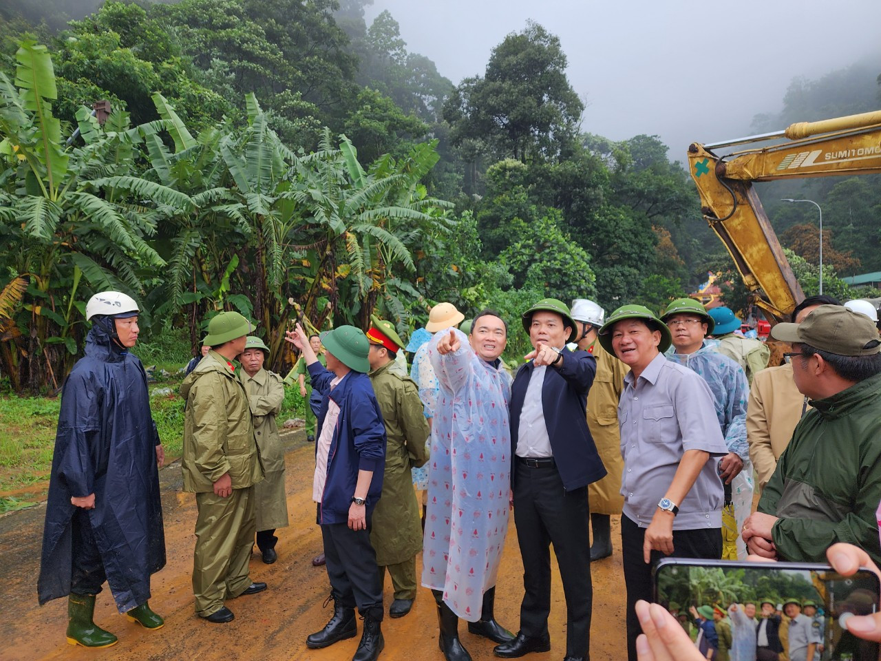 Sáng cùng ngày, Phó Thủ tướng Chính phủ Trần Lưu Quang đã kiểm tra hiện trường và trực tiếp chỉ đạo công tác khắc phục hậu quả vụ sạt lở nghiêm trọng xảy ra trên đèo Bảo Lộc. Ảnh: D.P