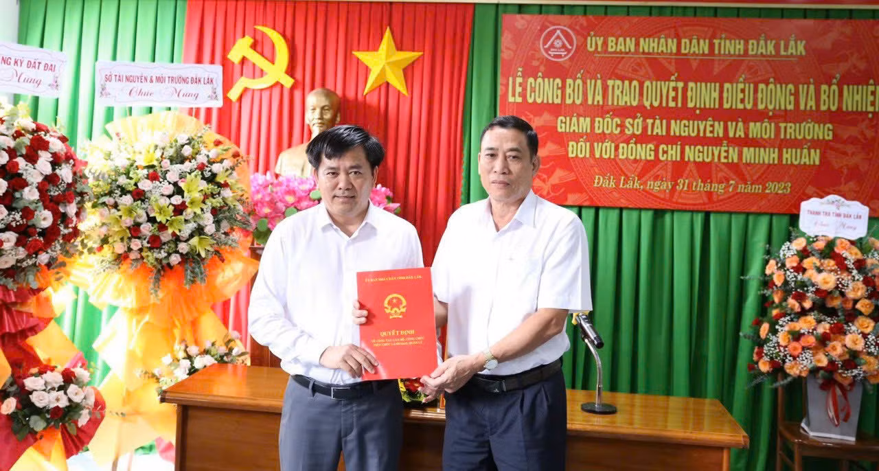 Phó Chủ tịch UBND tỉnh Đắk Lắk Võ Văn Cảnh trao quyết định bổ nhiệm cho ông Nguyễn Minh Huấn