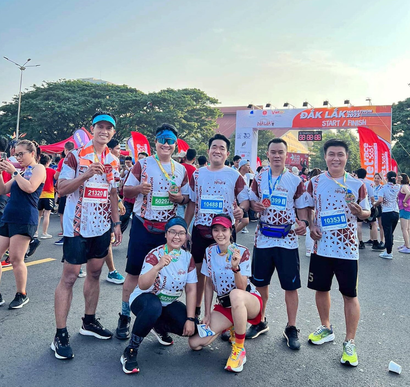 Anh Y Lê Pas Tơr cùng những người bạn khoe huy chương sau khi chinh phục các cự ly