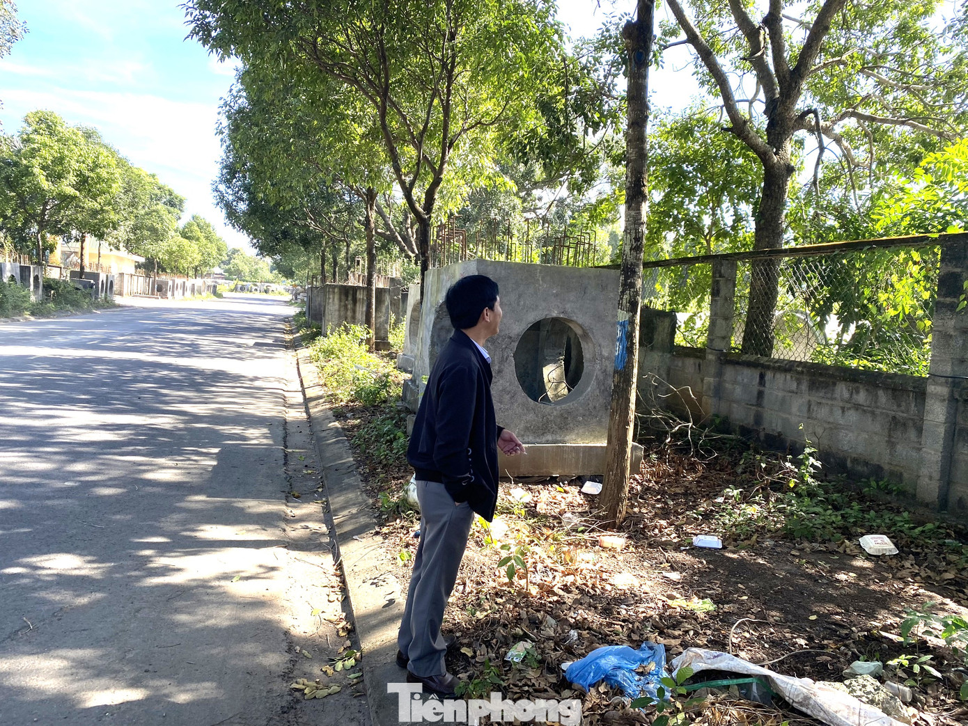 Chủ tịch UBND phường Khánh Xuân thừa nhận có việc Cty TNHH Xây dựng - Cầu đường Hoàng Nam lấn chiếm vỉa hè để tập kết ống cống. Chính quyền địa phương đã nhiều lần làm việc với công ty nhưng không xử phạt.