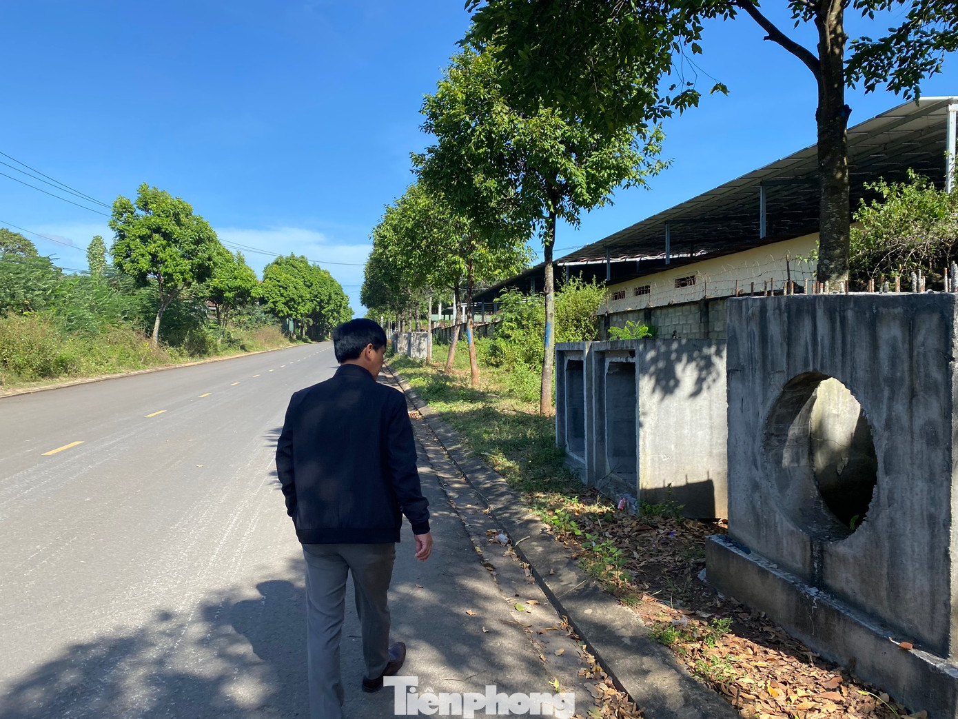 Ngày 21/11, ông Nguyễn Đình Chung, Chủ tịch UBND phường Khánh Xuân cùng PV Tiền Phong di chuyển đến khu vực dọc các tuyến đường xung quanh xưởng dịch vụ sửa chữa, bãi đậu xe của Cty TNHH Xây dựng - Cầu đường Hoàng Nam.