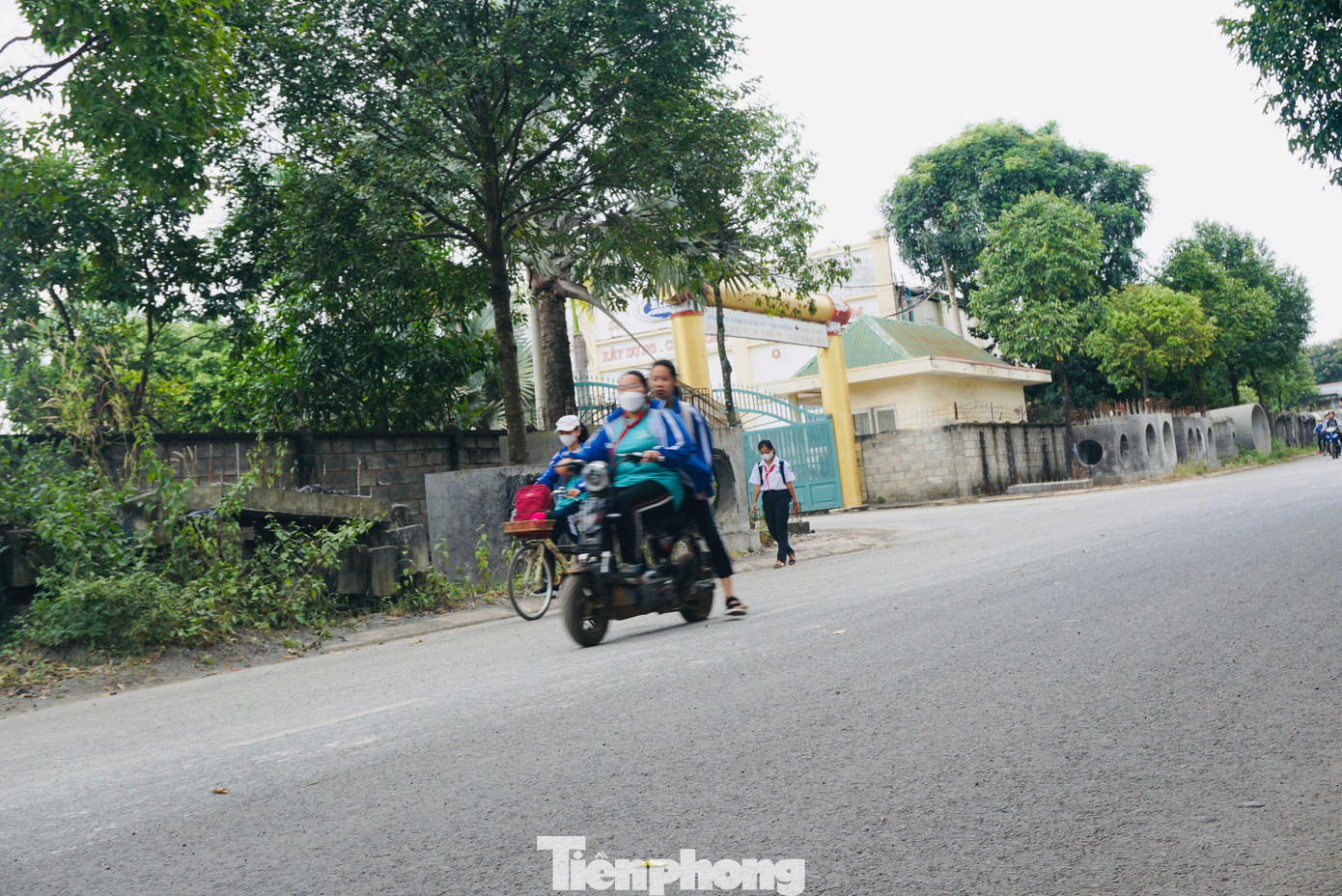 Đặc biệt, giờ tan tầm có nhiều người dân, học sinh đi bộ dưới lòng đường rất nguy hiểm cho người tham gia giao thông.