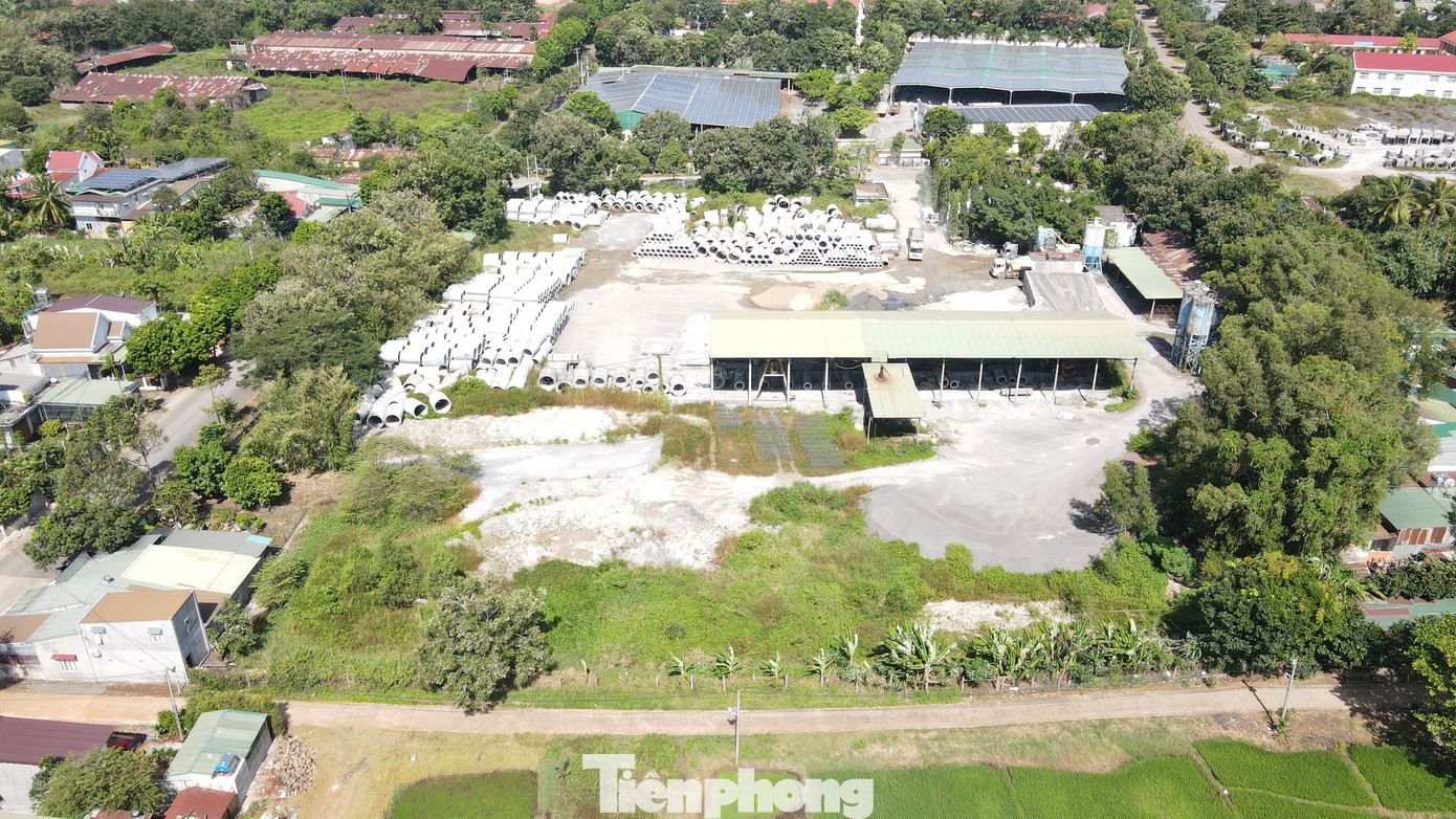 Khuôn viên chứa ống cống của Cty TNHH Xây dựng - Cầu đường Hoàng Nam vẫn còn nhiều đất trống.