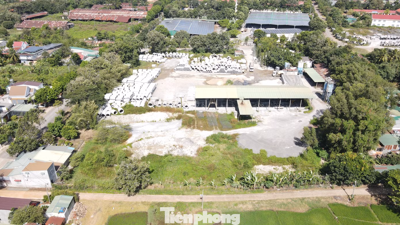 Khuôn viên chứa ống cống của Cty TNHH Xây dựng - Cầu đường Hoàng Nam vẫn còn nhiều đất trống.