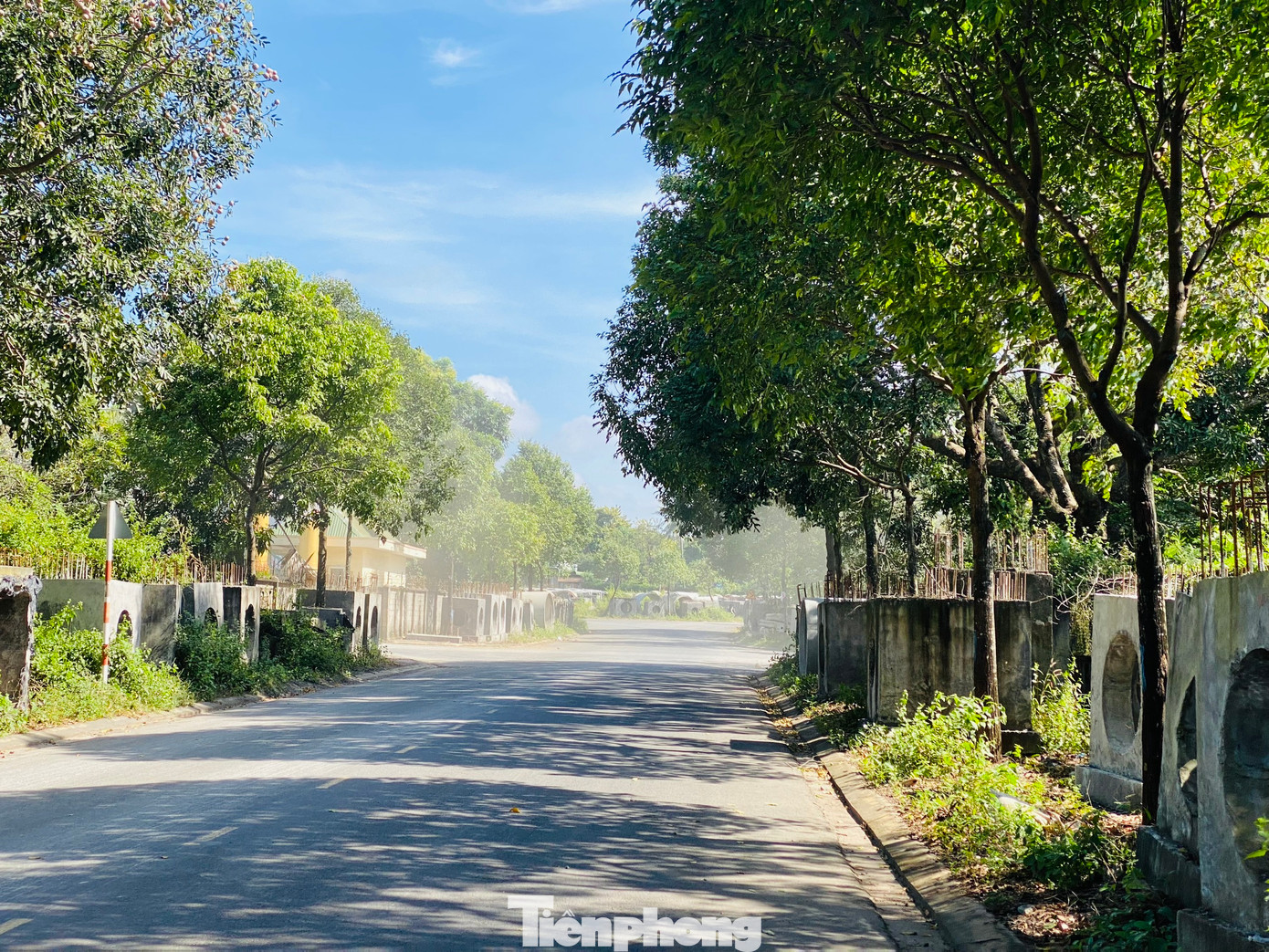 Bụi mịt mù trước cổng Cty TNHH Xây dựng - Cầu đường Hoàng Nam. Lãnh đạo phường Khánh Xuân cho cho biết, sẽ làm việc với doanh nghiệp này về vấn đề này và đề nghị tưới nước giảm thiểu bụi đến người tham gia giao thông.