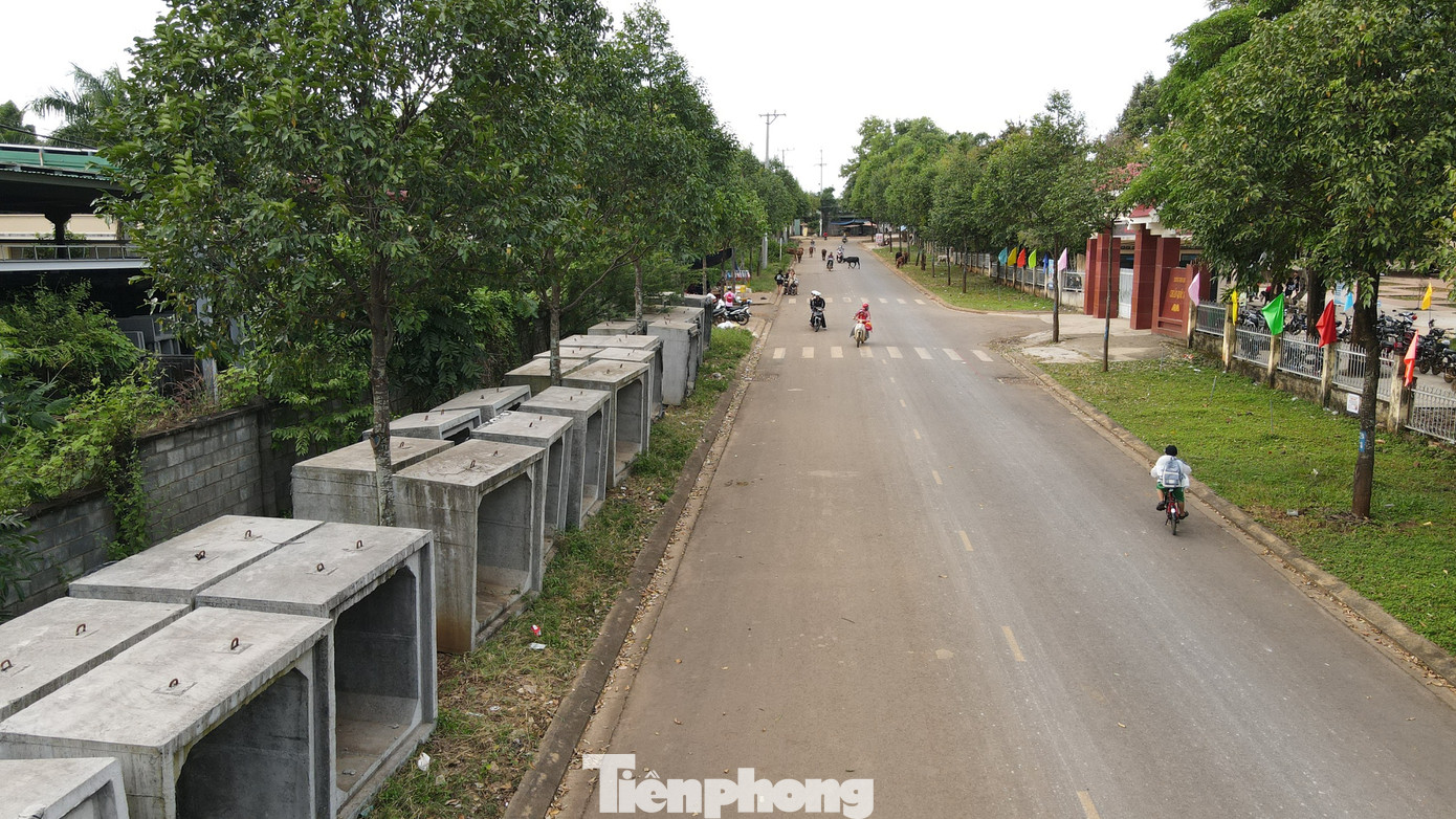 Nhiều hộp cống vuông lớn được xếp trên vỉa hè trước khu vực cổng Trường THCS Đào Duy Từ