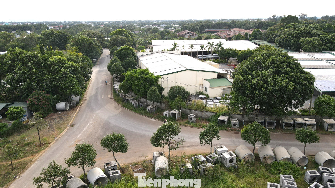 Hộp cống vuông, tròn đủ kích cỡ nằm trên vỉa hè trông rất nhếch nhác.