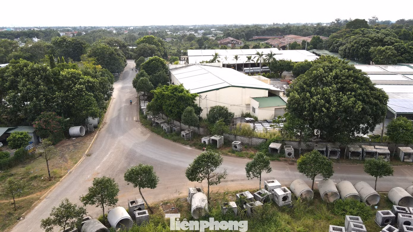 Hộp cống vuông, tròn đủ kích cỡ nằm trên vỉa hè trông rất nhếch nhác.