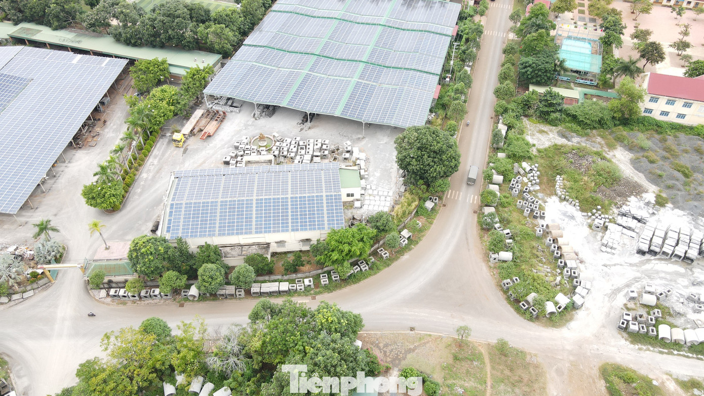 Nhiều năm qua, dọc các tuyến đường xung quanh xưởng dịch vụ sửa chữa, bãi đậu xe của Cty TNHH Xây dựng - Cầu đường Hoàng Nam có hàng trăm ống cống tròn, hộp vuông, trụ điện có kích thước lớn xếp trên vỉa hè.