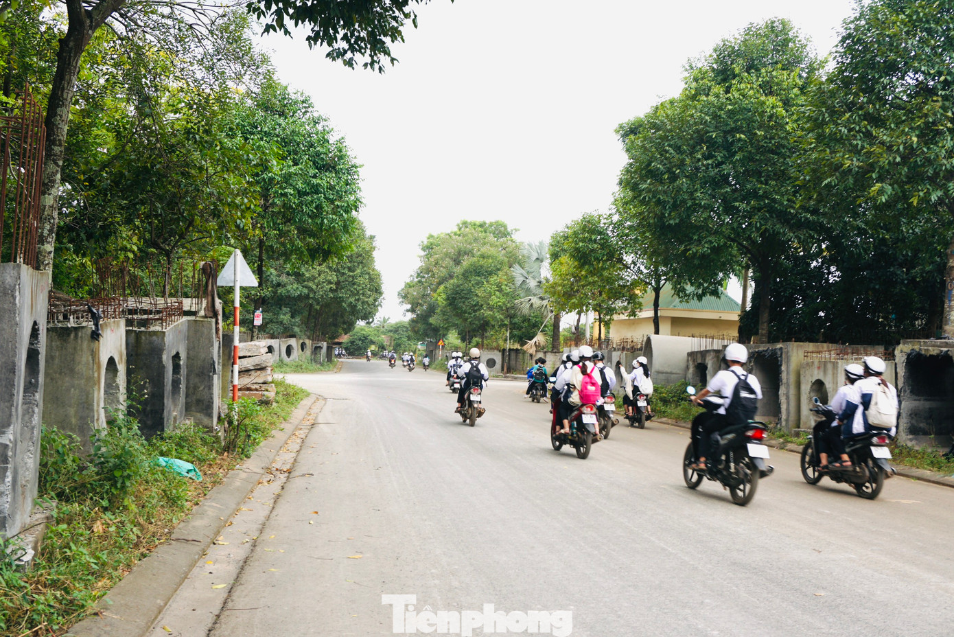 Những hộp ống cống này được Cty TNHH Xây dựng - Cầu đường Hoàng Nam tập kết trên vỉa hè. Các tuyến đường mà doanh nghiệp (DN) này tập kết ống cống ở gần 3 trường học: Tiểu học Ngô Gia Tự, THCS Đào Duy Từ và THPT Lê Duẩn.
