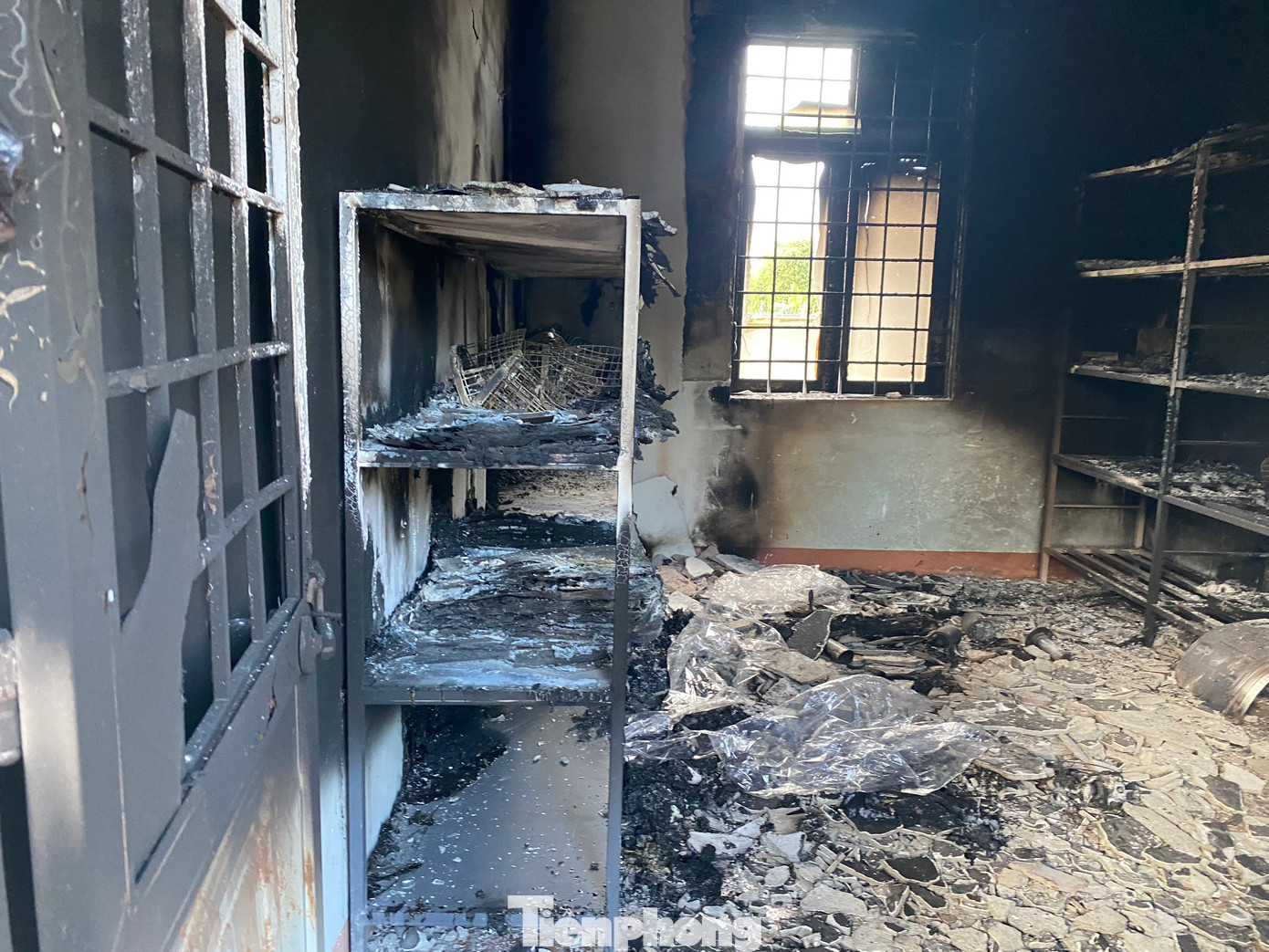 Nhiều đồ vật, tài sản bị nhóm đối tượng đốt, phá.