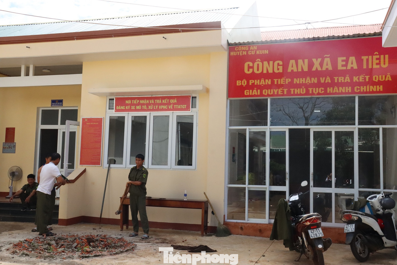 Tại đây, lực lượng dân quân tự vệ, công an xã và công nhân tiến hành dọn dẹp, sửa chữa các phòng làm việc bị hư hỏng.
