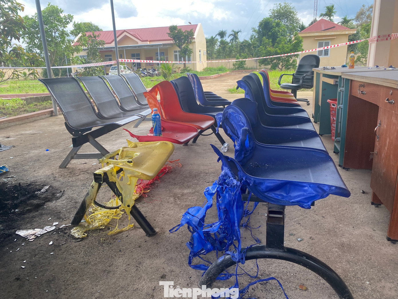 Nhiều đồ vật, tài sản bị nhóm đối tượng đốt, phá.