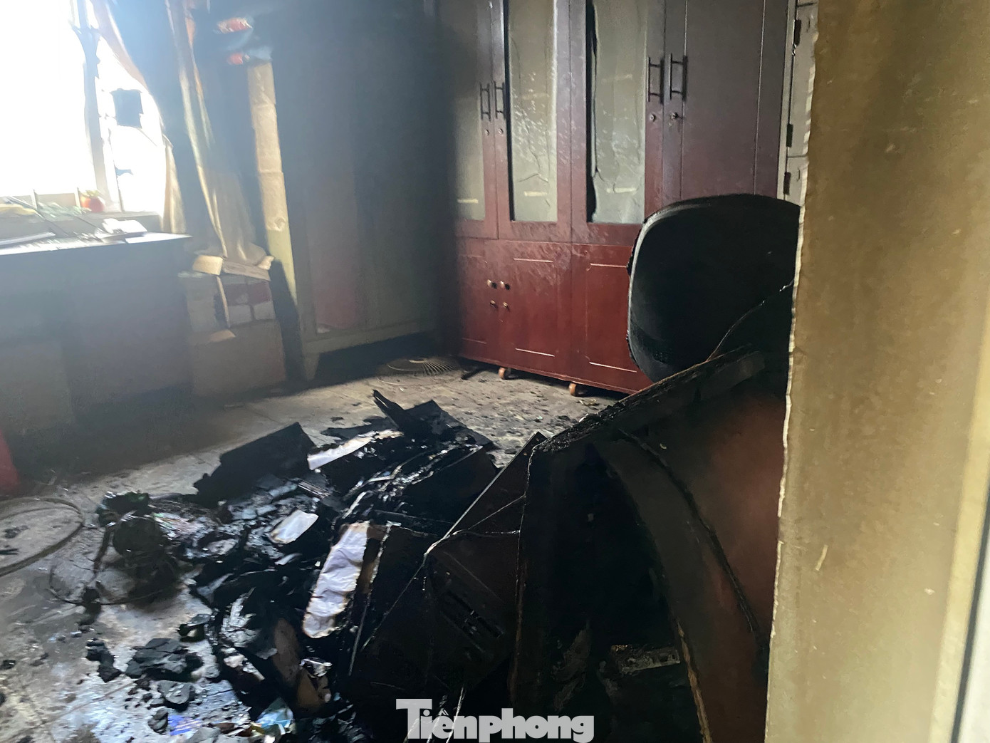 Nhiều đồ vật, tài sản bị nhóm đối tượng đốt, phá.