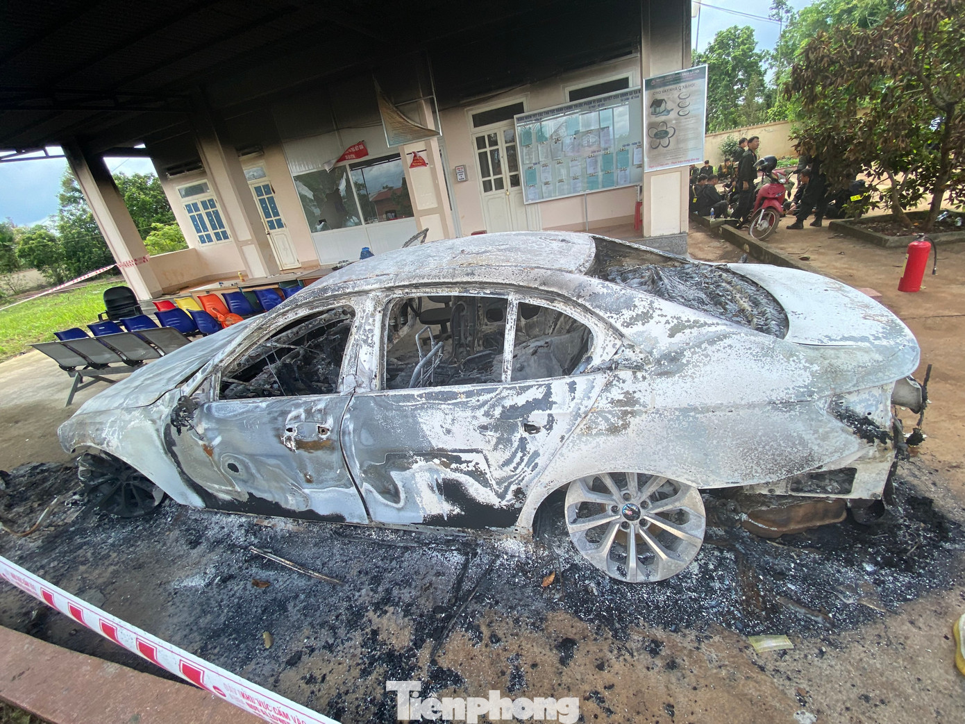 Một chiếc ô tô ở trụ sở UBND xã Ea Ktur bị đốt cháy