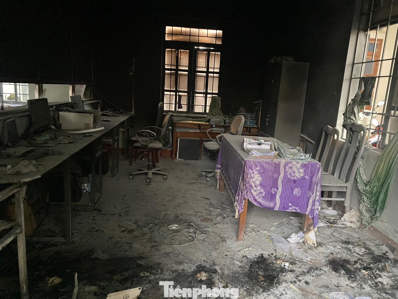 Nhóm đối tượng phá hủy, dùng bom xăng đốt máy móc, tài liệu.