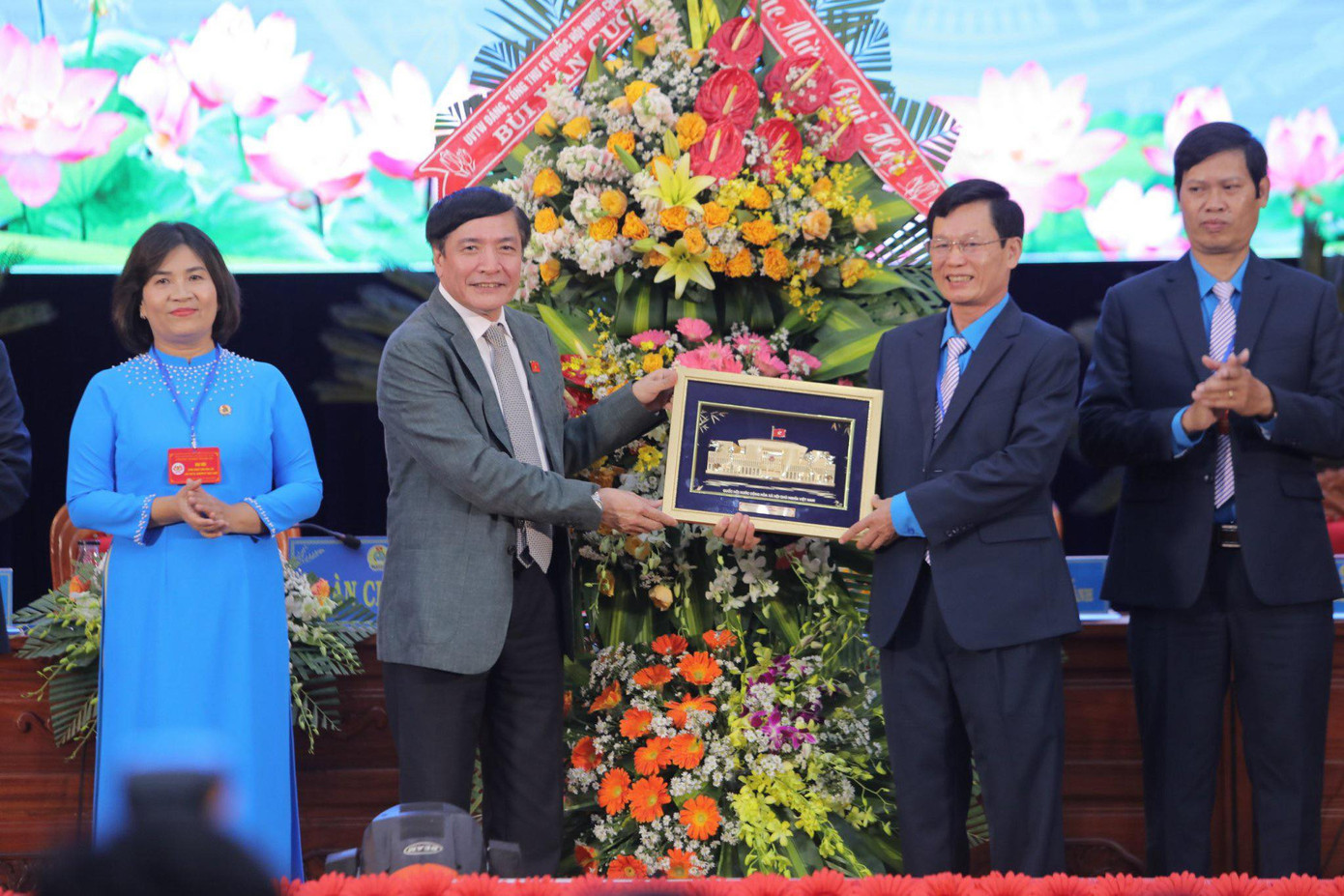 Tổng Thư ký Quốc hội, Chủ nhiệm Văn phòng Quốc hội Bùi Văn Cường tặng hoa và kỷ vật chúc mừng đại hội Tổng Thư ký Quốc hội, Chủ nhiệm Văn phòng Quốc hội Bùi Văn Cường tặng hoa và kỷ vật chúc mừng đại hội