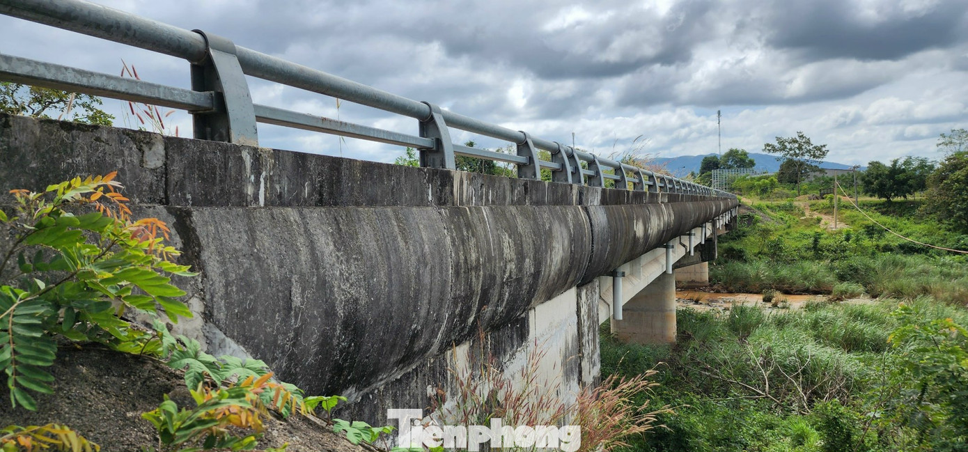 Cây cầu bỏ không nhiều năm có dấu hiệu xuống cấp. Ảnh: K.Hưng