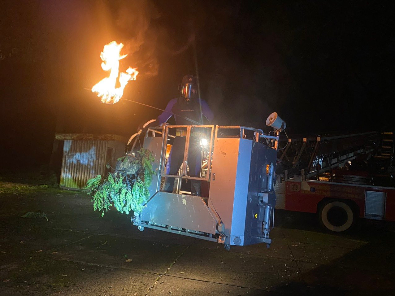 Chiến sĩ Phòng Cảnh sát PCCC - CNCH mặc bảo hộ tiến hành tiếp cận các tổ ong vò vẽ Chiến sĩ Phòng Cảnh sát PCCC - CNCH mặc bảo hộ tiến hành tiếp cận các tổ ong vò vẽ