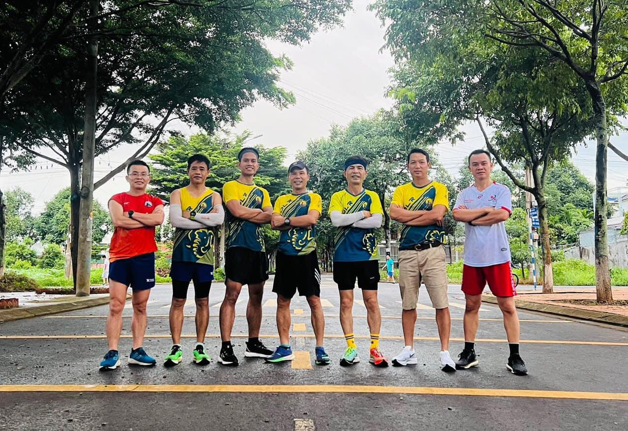 Anh Y Lê Pas Tơr (thứ ba, trái qua) tập luyện cùng CLB Daklak runner hằng ngày