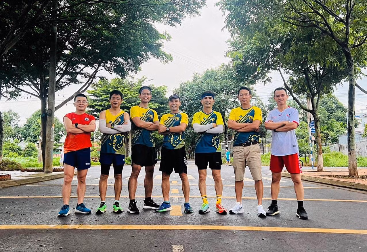 Anh Y Lê Pas Tơr (thứ ba, trái qua) tập luyện cùng CLB Daklak runner hằng ngày Anh Y Lê Pas Tơr (thứ ba, trái qua) tập luyện cùng CLB Daklak runner hằng ngày