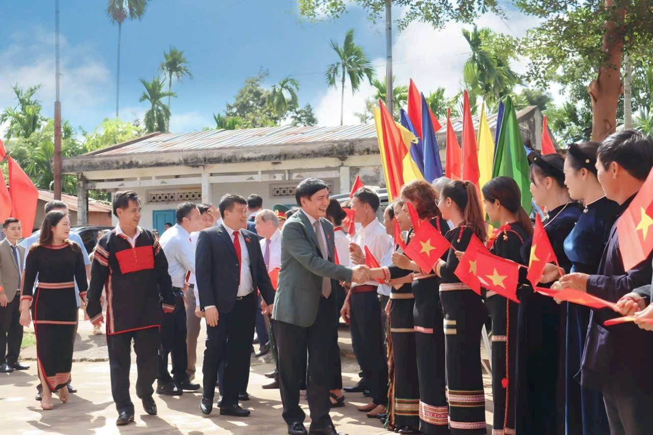 Tổng Thư ký, Chủ nhiệm Văn phòng Quốc hội Bùi Văn Cường cùng đoàn công tác tham dự Ngày hội Đại đoàn kết toàn dân tộc. Tổng Thư ký, Chủ nhiệm Văn phòng Quốc hội Bùi Văn Cường cùng đoàn công tác tham dự Ngày hội Đại đoàn kết toàn dân tộc.