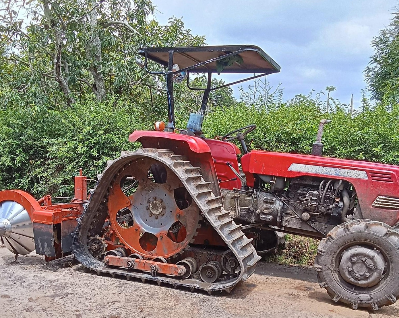 Máy cày để phay, kéo đất ruộng (Ảnh minh họa) Máy cày để phay, kéo đất ruộng (Ảnh minh họa)