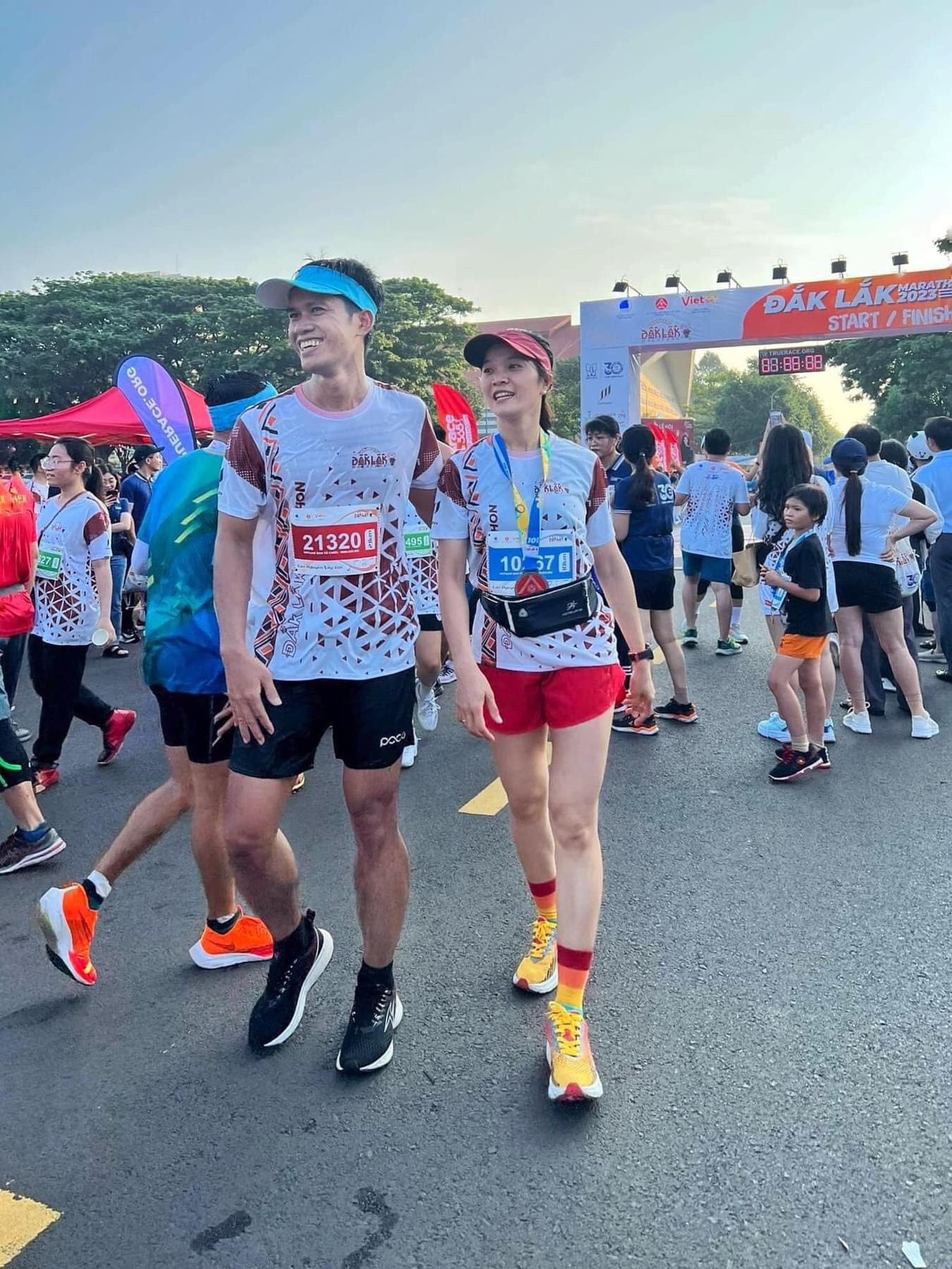 Anh Y Lê Pas Tơr cùng vợ tham dự giải chạy