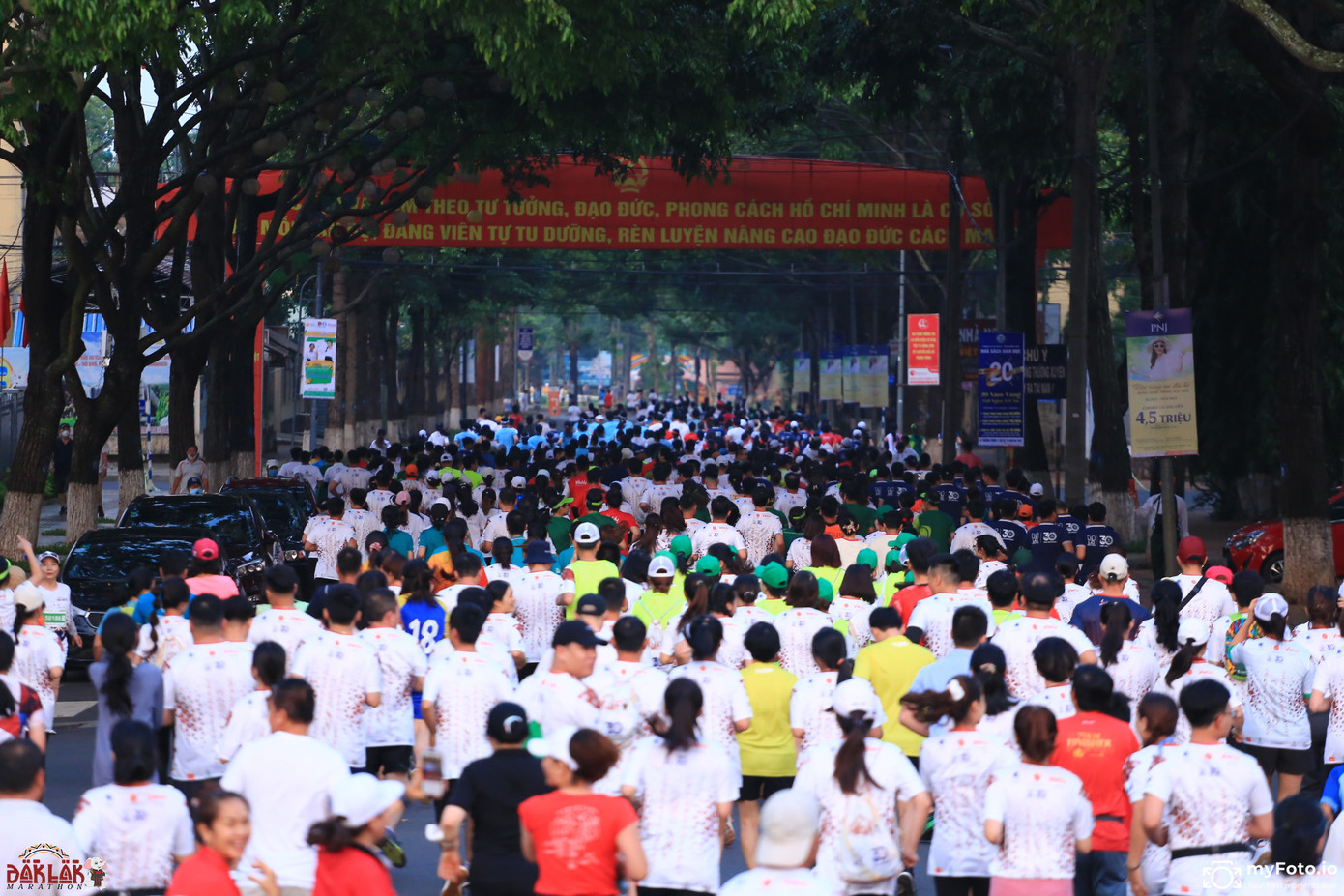 Hàng nghìn vận động viên tham dự giải chạy Đắk Lắk Marathon 2023 do Tỉnh Đoàn Đắk Lắk phối hợp Sở Văn hóa, Thể thao và Du lịch tỉnh này tổ chức