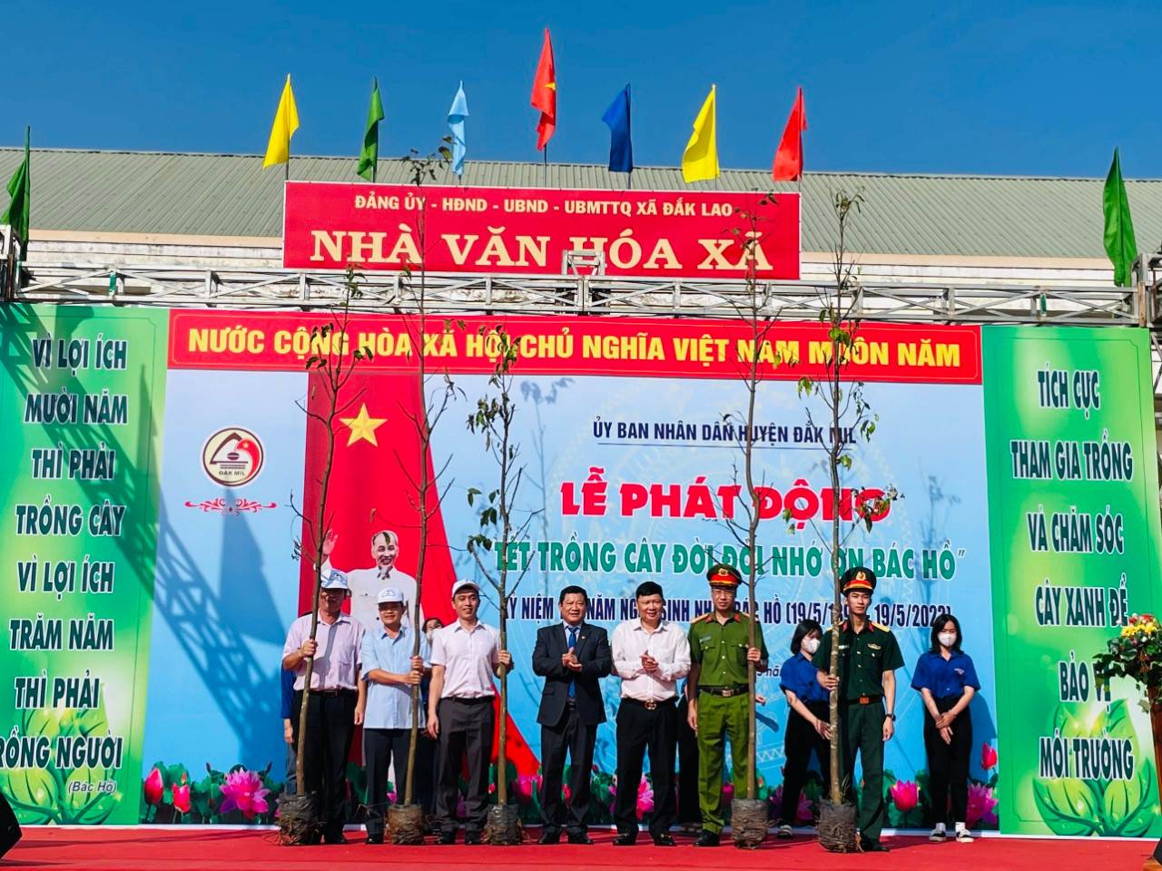 Sáng cùng ngày, tại các huyện Đắk Mil, Đắk R'Lấp, Tuy Đức, Đắk G'long, Cư Jút, Đắk Song, Krông Nô cũng hưởng ứng tổ chức trồng cây. Sáng cùng ngày, tại các huyện Đắk Mil, Đắk R'Lấp, Tuy Đức, Đắk G'long, Cư Jút, Đắk Song, Krông Nô cũng hưởng ứng tổ chức trồng cây.