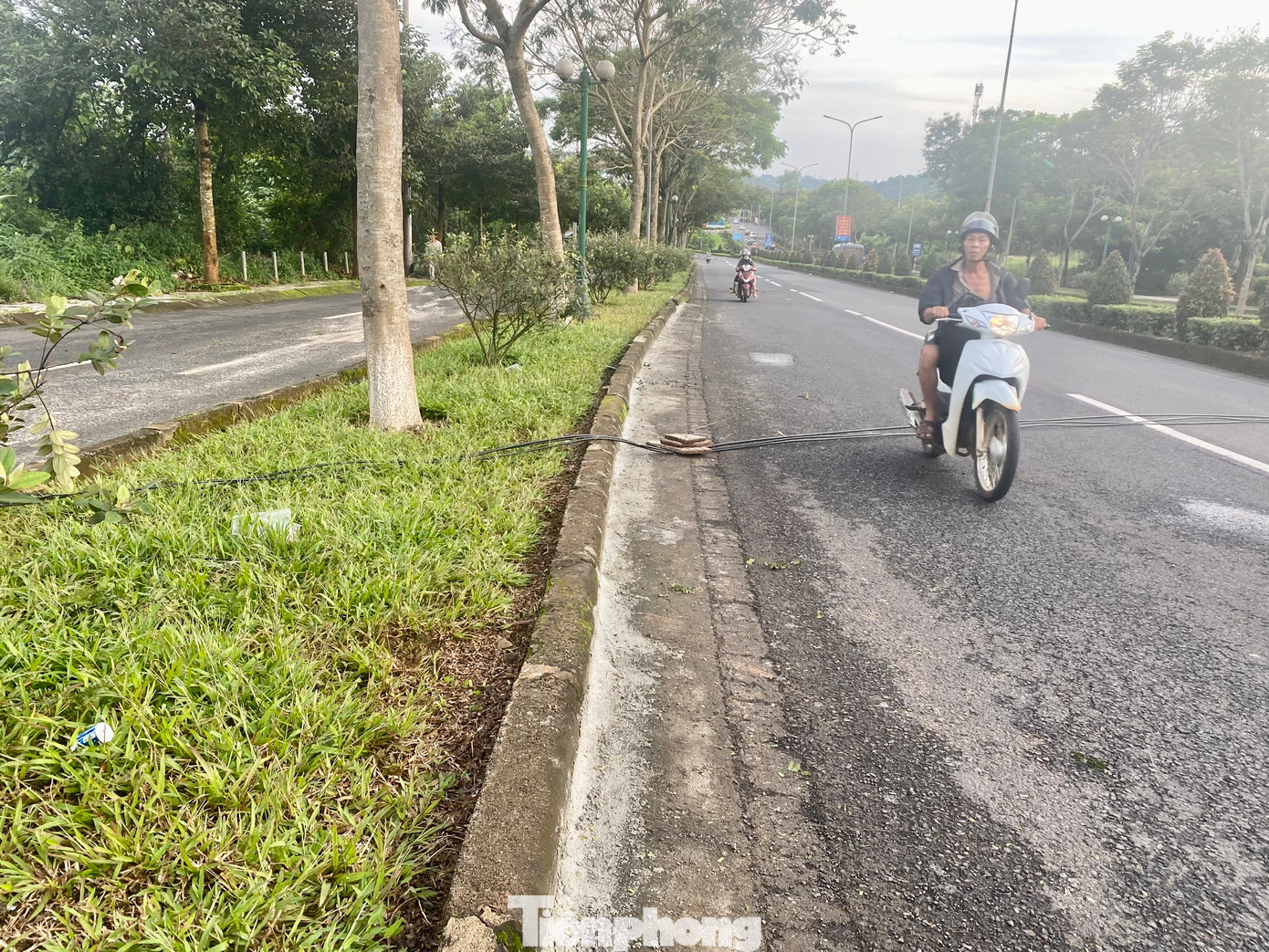 Vết nứt làn đường dành cho xe ô tô theo hướng TP Gia Nghĩa đi Đắk Lắk được vá