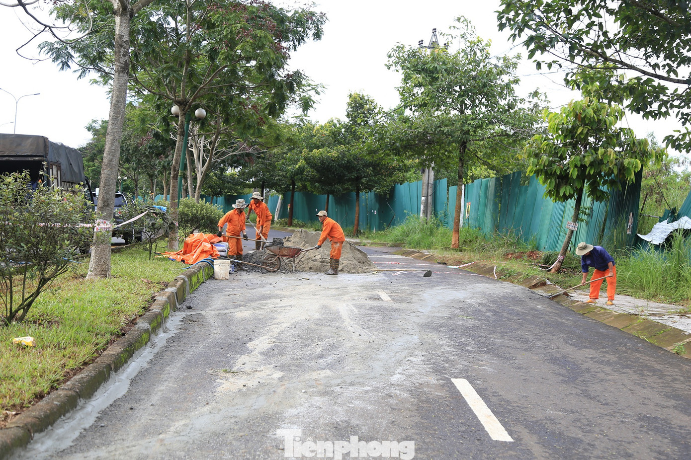 Sau khi UBND TP Gia Nghĩa họp bàn với các đơn vị liên quan, chiều 2/8, Cty BOT Đắk Nông đã cho công nhân khẩn trương vá đường.