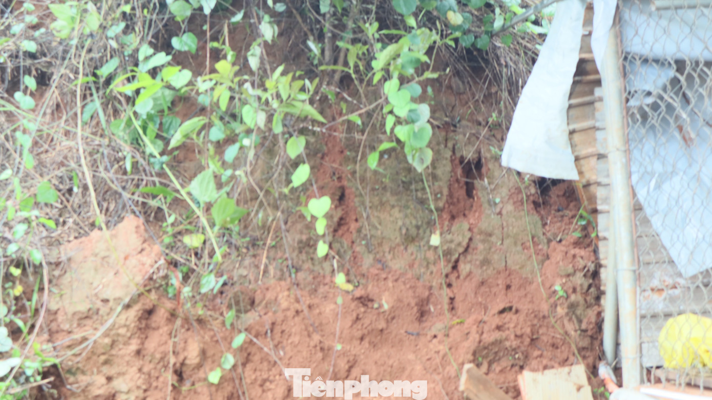 Bờ ta luy đồi phía sau nhà dân nứt toác