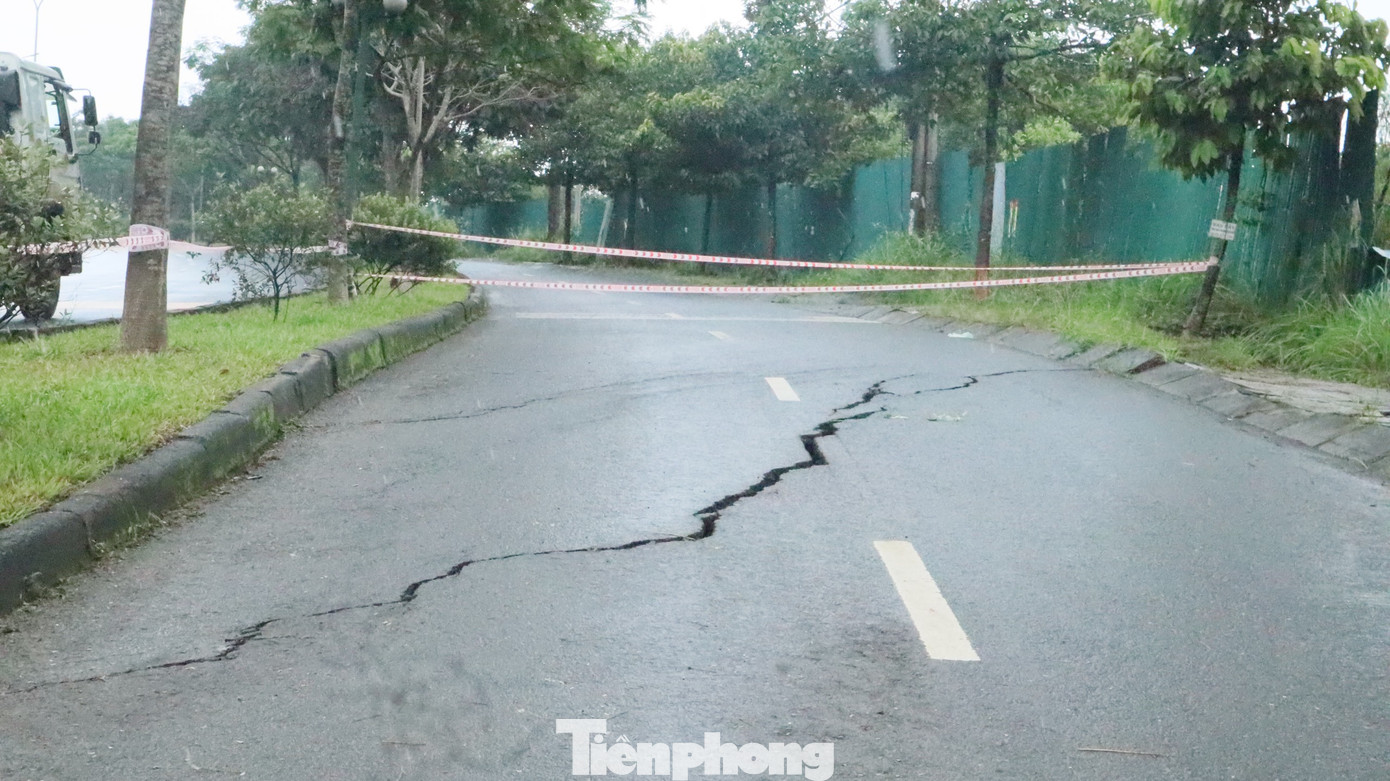 Đường Hồ Chí Minh bị sụt lún, vết nứt dài khoảng 5m, có nguy cơ sạt lở cao.