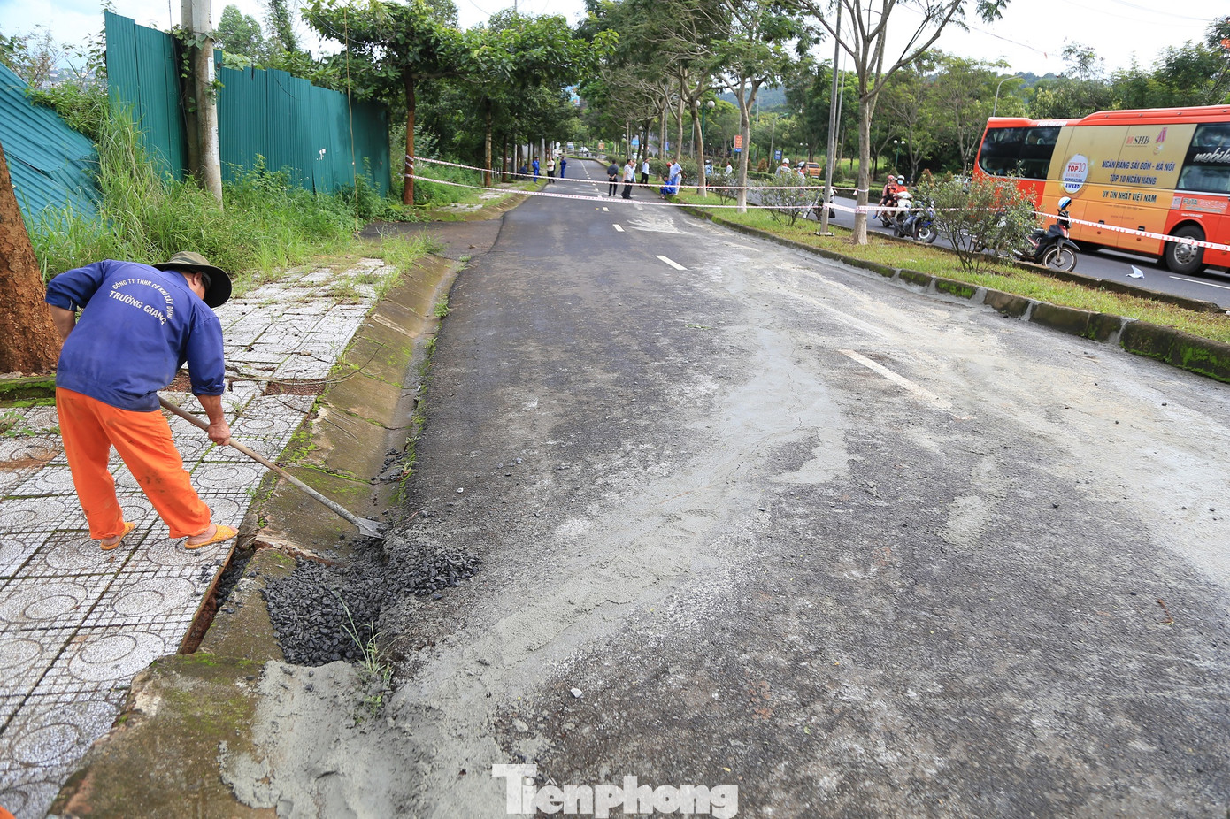 Công nhân rải đá dọc các vết nứt