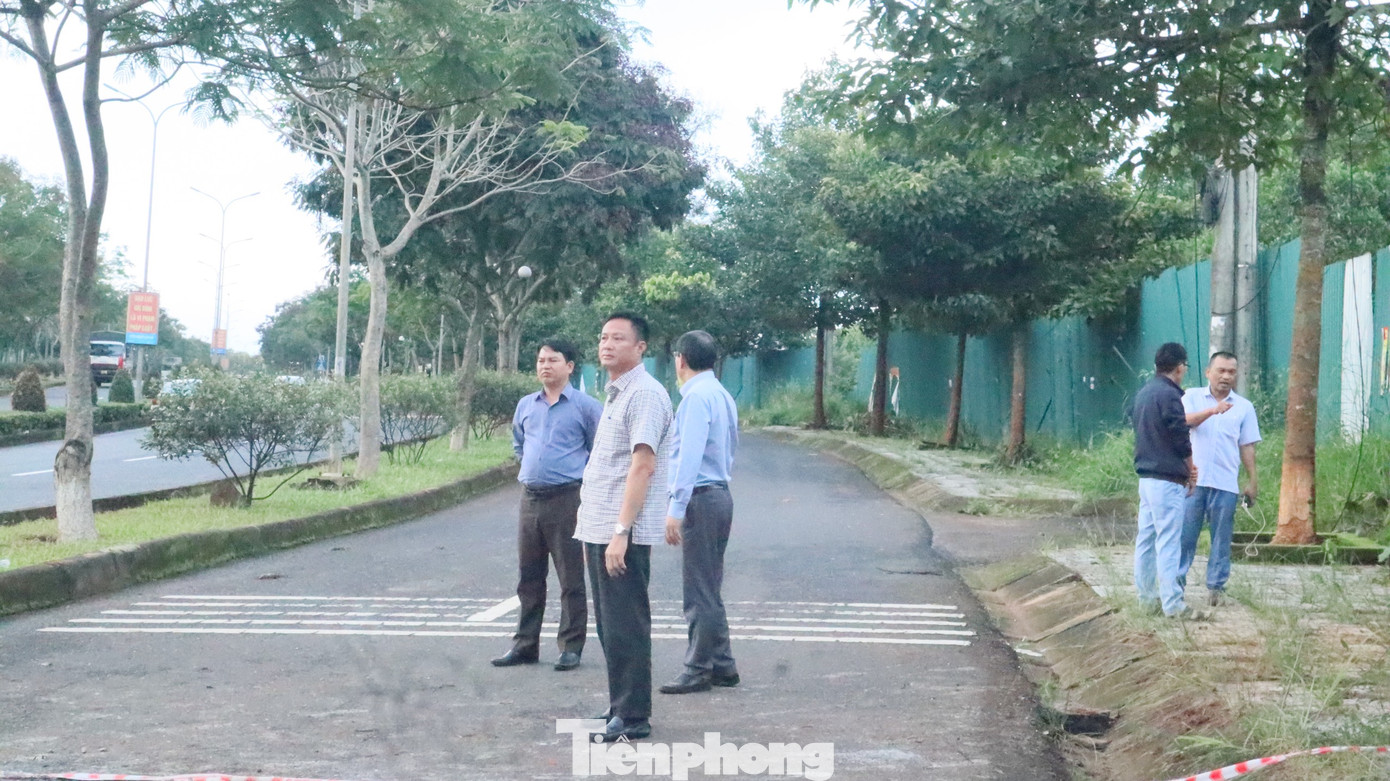 Sở Giao thông vận tải Đắk Nông và Cty BOT Đắk Nông có mặt tại hiện trường kiểm tra tiến độ vá vết nứt ở đường Hồ Chí Minh