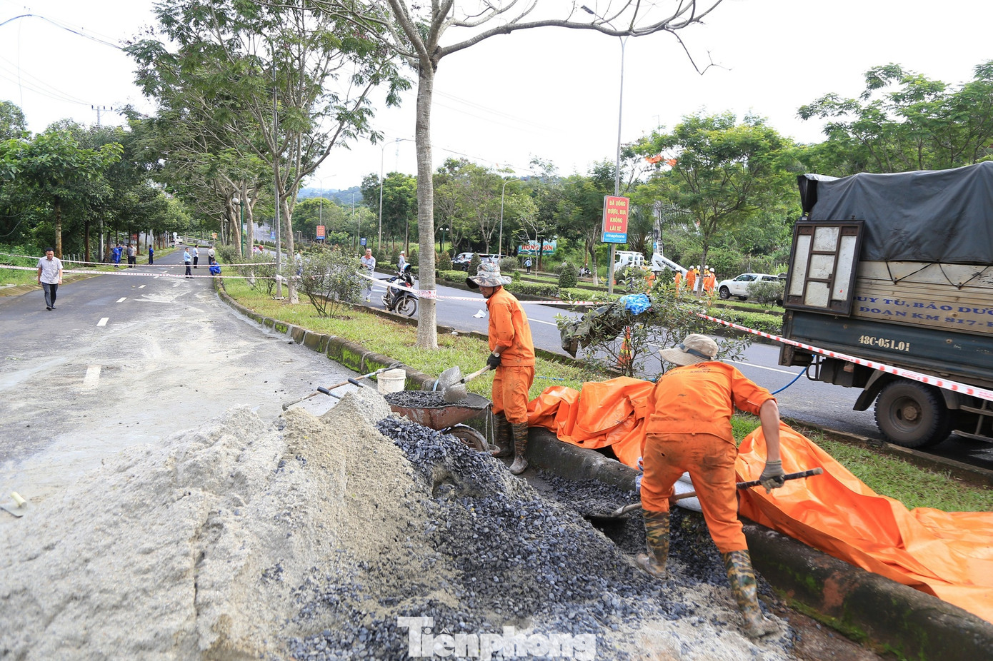 Công nhân tiến hành vá tạm thời các vết nứt bằng bê tông