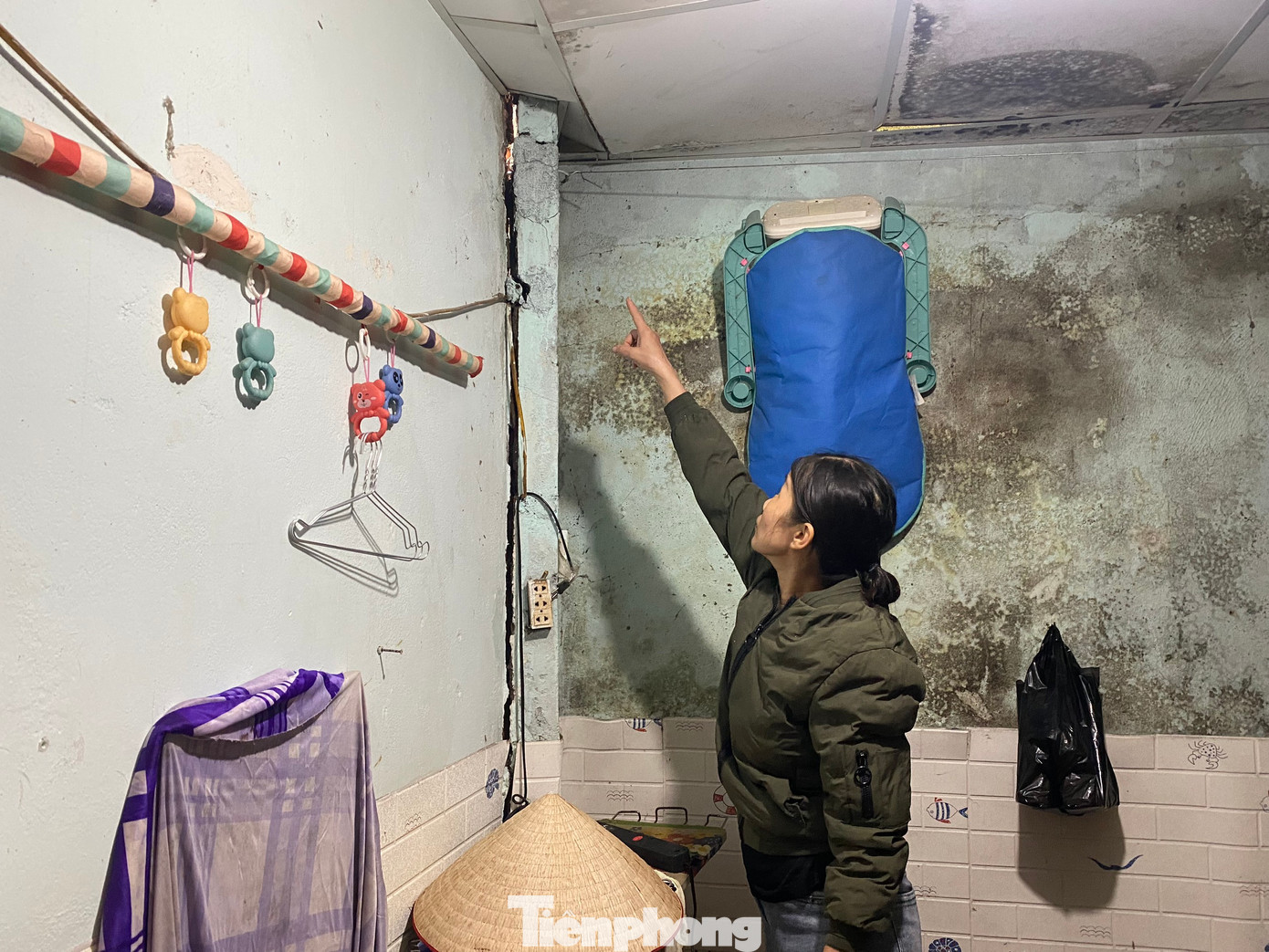 Sáng cùng ngày, người dân khu vực tổ 9 (phường Nghĩa Thành) báo tin cho chính quyền địa phương, một số nhà dân gần khu vực đường Hồ Chí Minh bị nứt cũng xảy ra tình trạng tương tự.