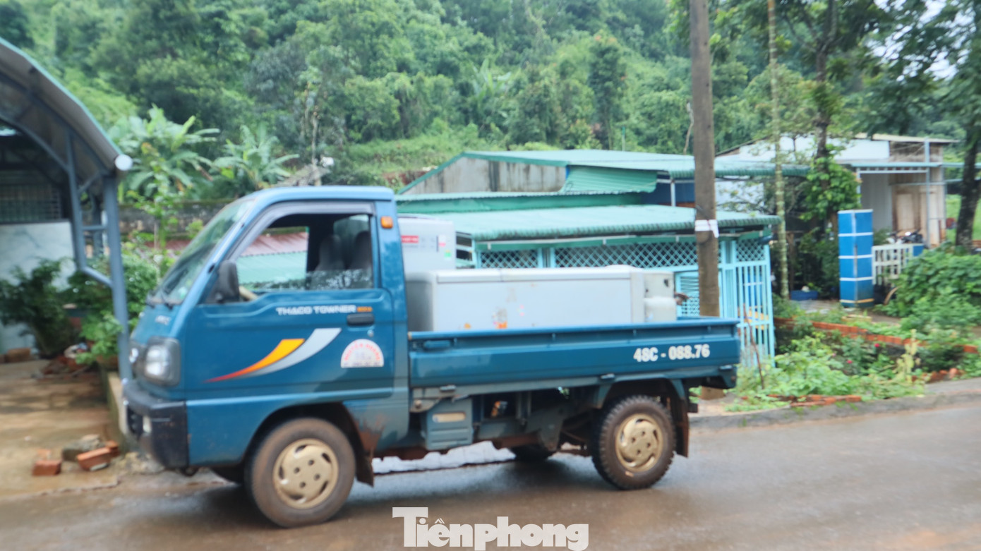 UBND TP Gia Nghĩa điều động nhiều phương tiện đến vận chuyển đồ đạc cho người dân.