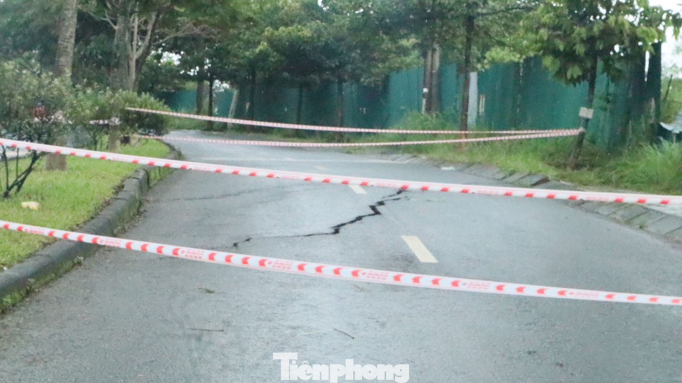 Sáng 2/8, ông Đỗ Tấn Sương, Chủ tịch UBND TP Gia Nghĩa (Đắk Nông) cho biết, do mưa lớn kéo dài, một đoạn đường Hồ Chí Minh (QL14 cũ) đoạn qua phường Nghĩa Thành (TP Gia Nghĩa) bị sụt lún, nứt toác.