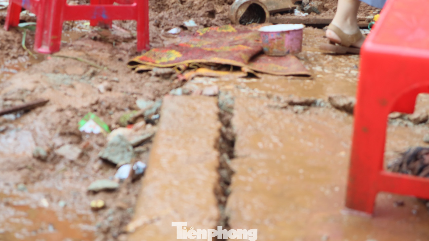 Nền nhà một hộ dân bị nứt toác