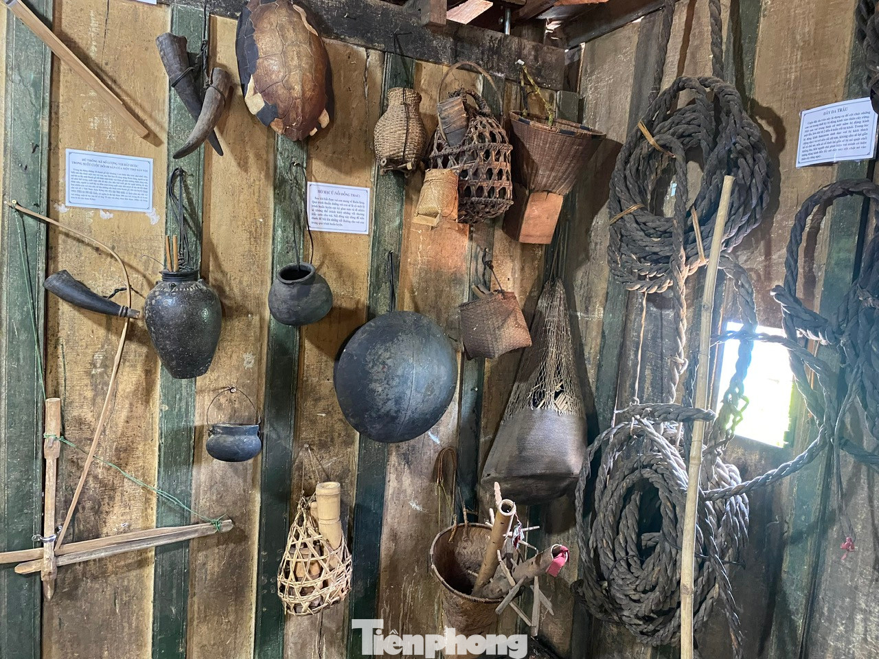 Bên trong ngôi nhà, còn lưu giữ nhiều kỷ vật của các “Vua săn voi” như Y Thu Knul - vua voi đầu tiên, tiếp theo là Ama Pợ Pho Khăm Súc và cuối cùng là Y Prung Êban (tên thường gọi là Ama Kông, 1909-2012).