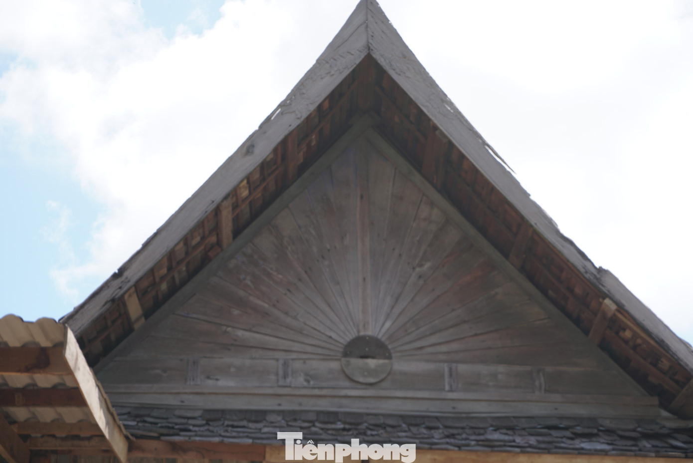 Theo cháu chắt trong dòng họ kể lại, để xây dựng ngôi nhà này, người chủ đã phải huy động 18 con voi kéo gỗ, 14 thợ lành nghề, giá căn nhà vào thời điểm ấy phải đổi hết 12 con voi có ngà dài. Ngôi nhà này có thiết kế tầng dưới nhà là nơi của gia súc và nhà kho, tầng trên để ở.