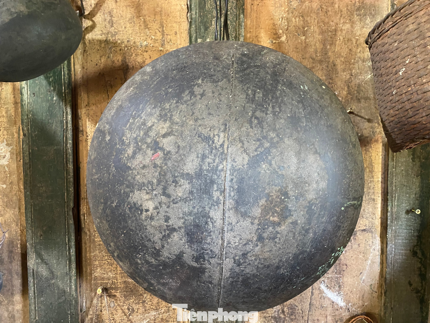 Mò Mạc Ứ (Nồi Đồng Thau) dùng để nấu thuốc bôi lên những vết thương cho con voi trong quá trình huấn luyện.