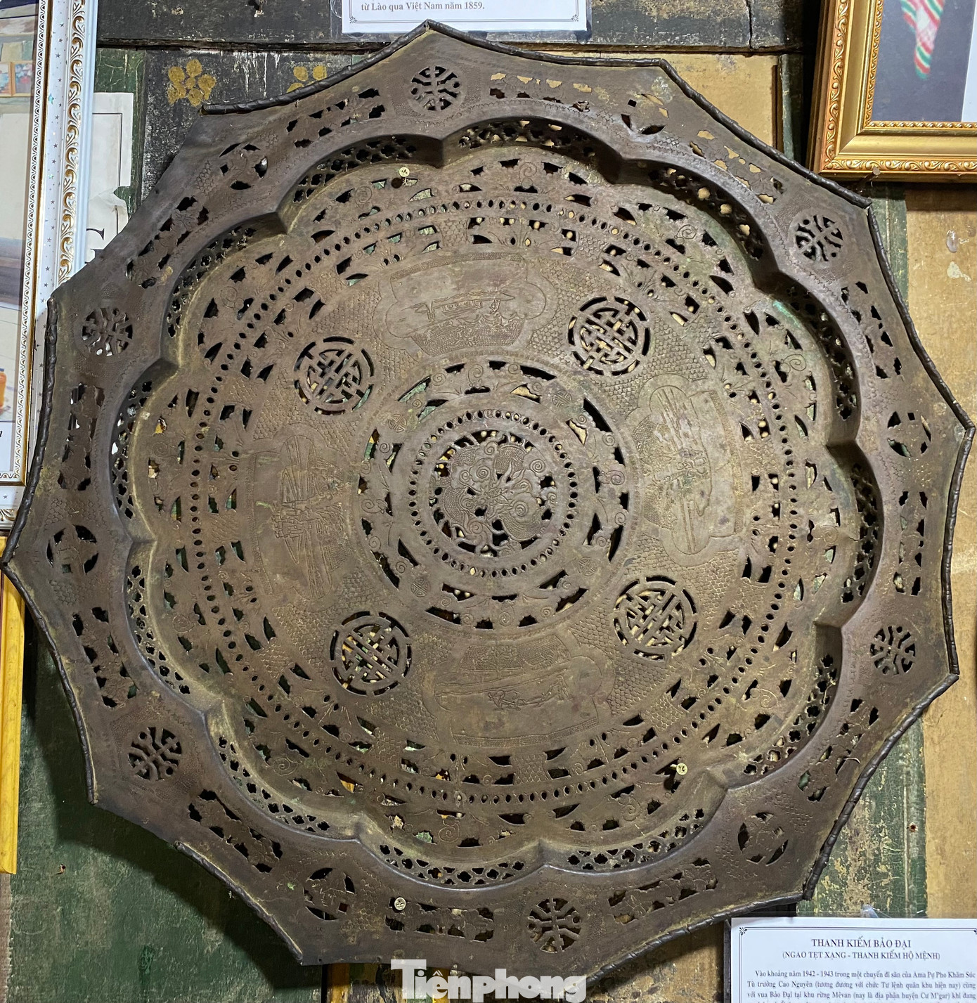 Chiếc mâm đồng là kỷ vật của vua voi Y Thu Knul để lại. Mâm dùng để đặt lễ cúng thần rừng, thần sông mỗi khi xuất phát đi săn bắt voi rừng cũng như làm lễ cúng thủ tục nhập buôn làng cho những voi đã được thuần dưỡng. Chiếc mâm được đưa từ Lào về Việt Nam năm 1859.