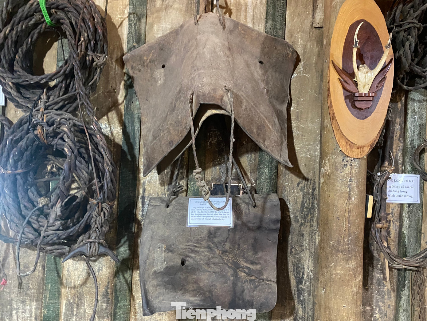 Tấm nệm lót làm từ Da Min (trâu rừng) dùng để đặt lên lưng voi.