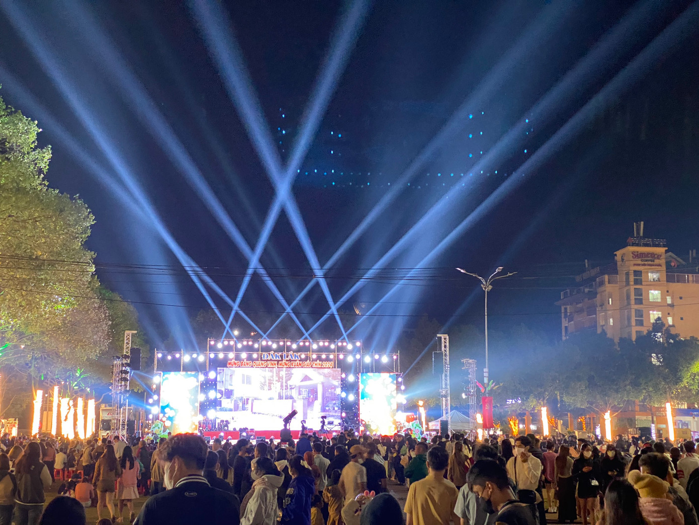 Nhiều tiết mục văn nghệ đặc sắc được tỉnh Đắk Lắk chuẩn bị phục vụ người dân và du khách. Nhiều tiết mục văn nghệ đặc sắc được tỉnh Đắk Lắk chuẩn bị phục vụ người dân và du khách.