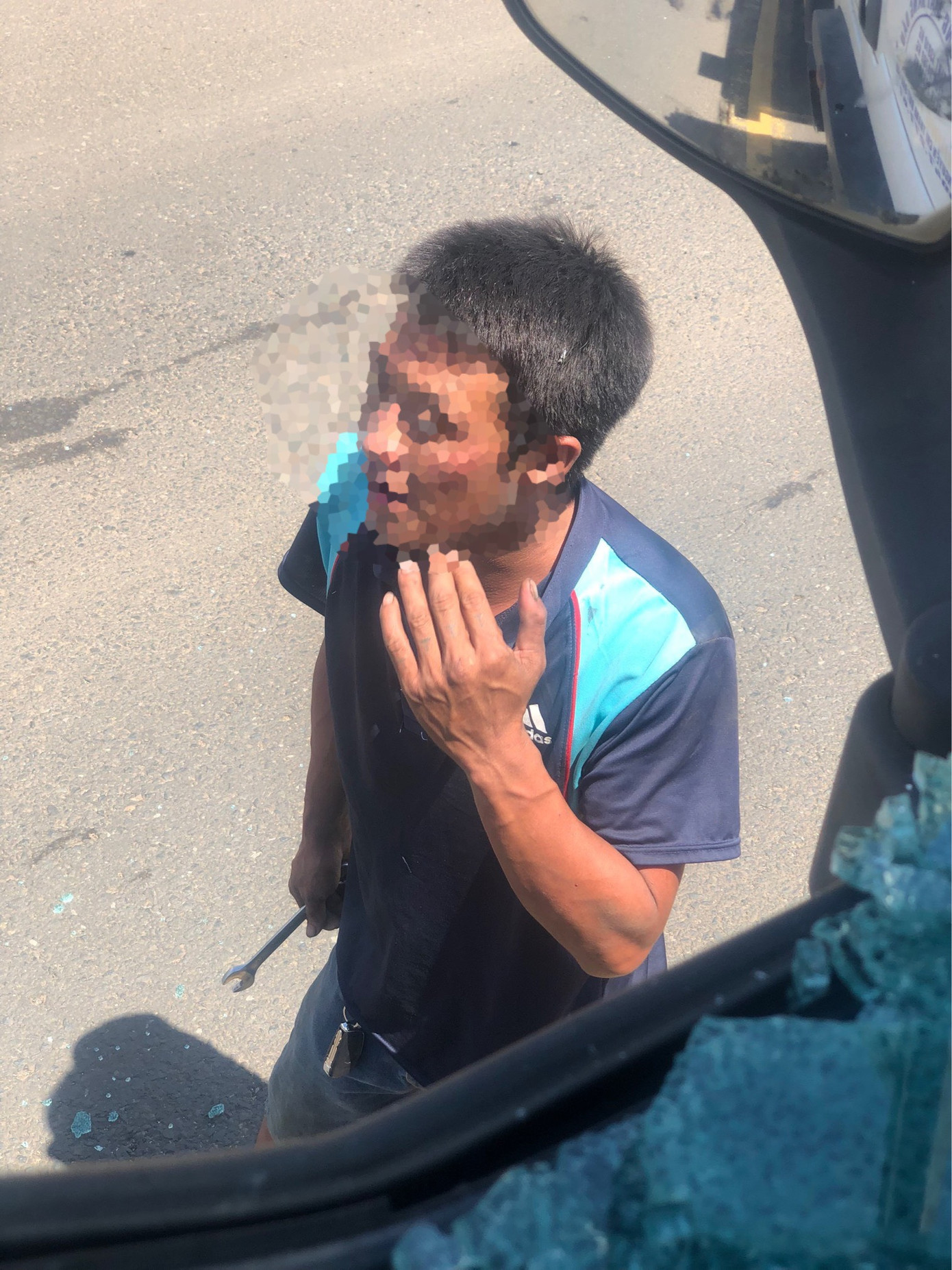 Tài xế Innova cầm theo cờ lê đến xe bồn do anh Thành điều khiển Tài xế Innova cầm theo cờ lê đến xe bồn do anh Thành điều khiển